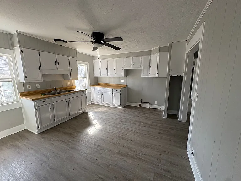 611 E Main St — Photo 2