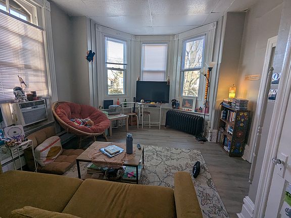 5th image of 406 E 19th St