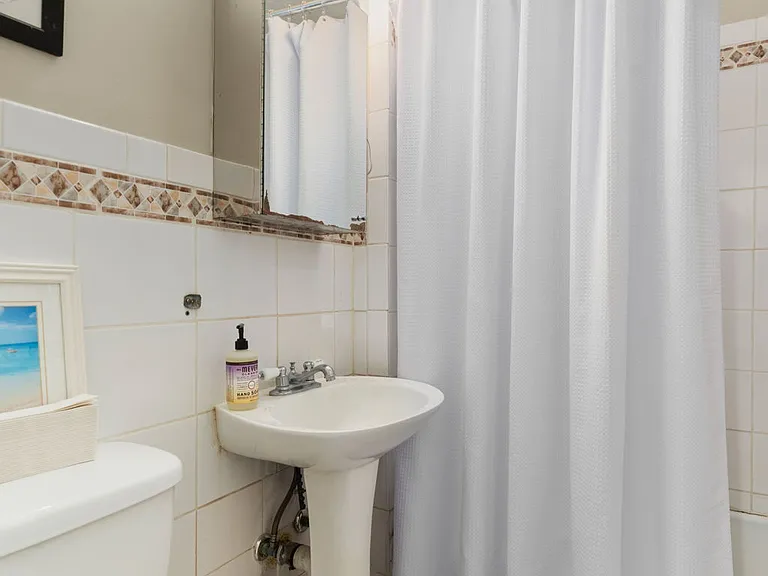 71 Oxford Ave #8 — Photo 8