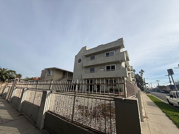 4th image of 400 N Hobart Blvd #301
