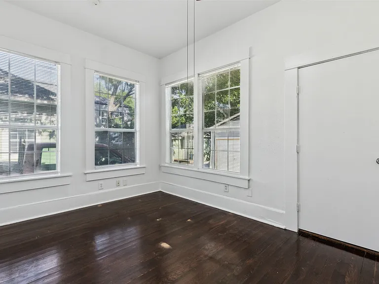 820 W 10th St — Photo 6