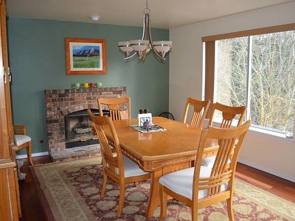 Dining Rm w/gas fireplace