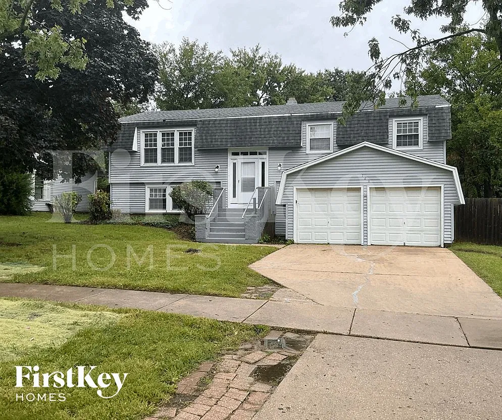 4 bed, 2.0 bath, 2500 sqft, $2,900 — Photo 1