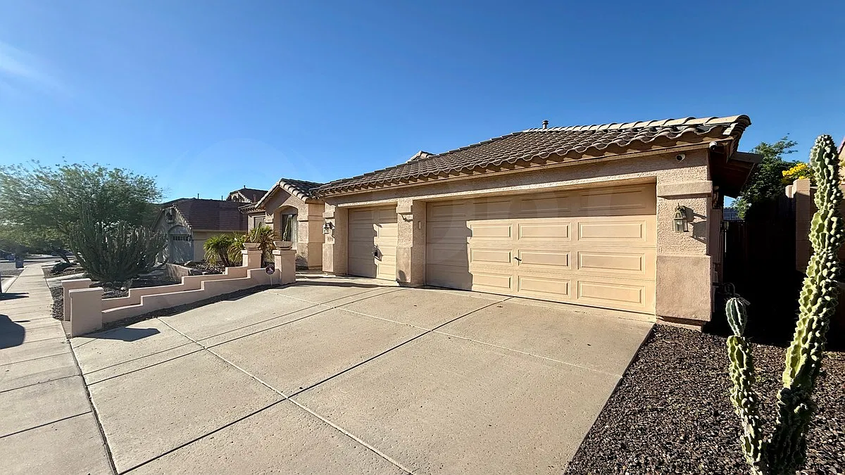 5 bed, 3.0 bath, 2970 sqft, $3,099 — Photo 2