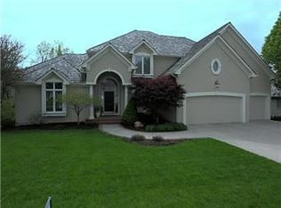 8104 Forest Dr, Parkville, MO 64152