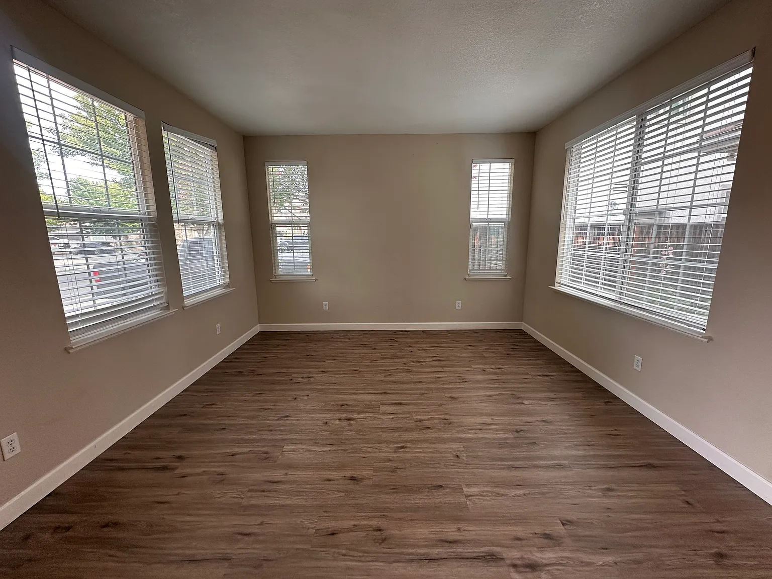 4 bed, 2.5 bath, 2796 sqft, $3,250 — Photo 3