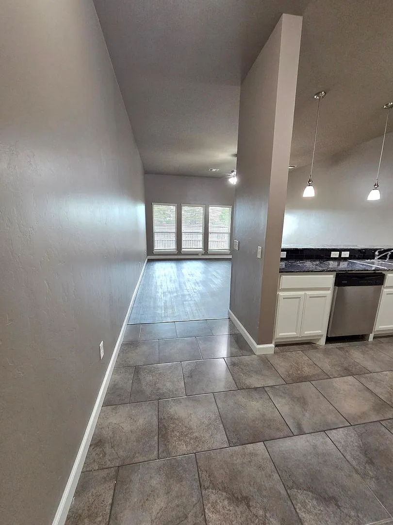 3 bed, 2.0 bath, 1431 sqft, $1,595 — Photo 4