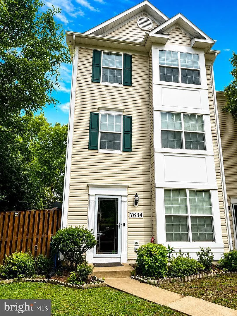 3 bed, 2.5 bath, 1728 sqft, $3,000 — Photo 1