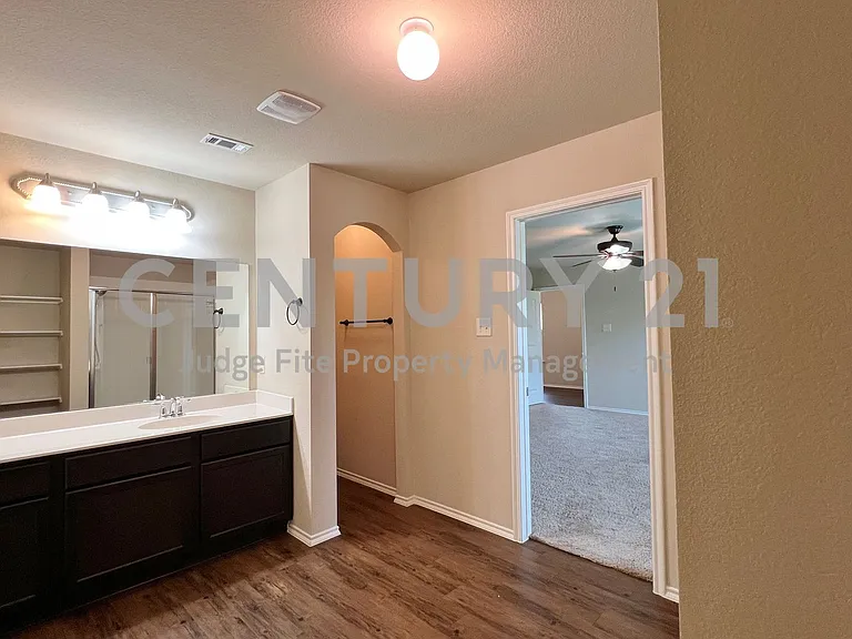 222 Thoroughbred St — Photo 5