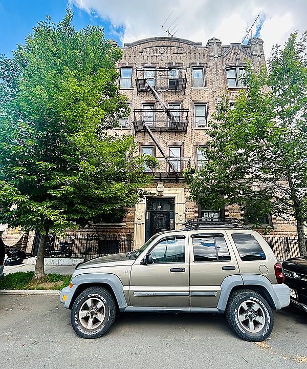 1st image of 76 Bay 23rd St