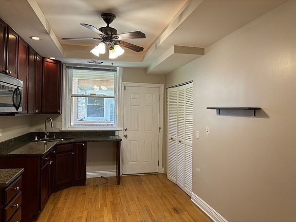 3rd image of 7021 N Greenview Ave APT 1N
