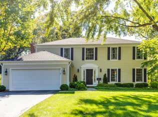 240 Hickory Ct, Lake Bluff, IL 60044