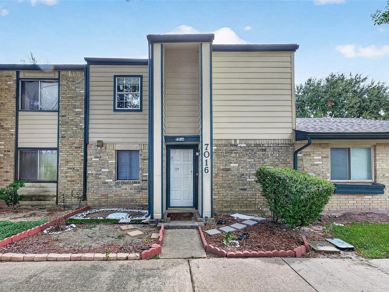 2 bed, 1.5 bath, 1384 sqft, $1,800 — Photo 1