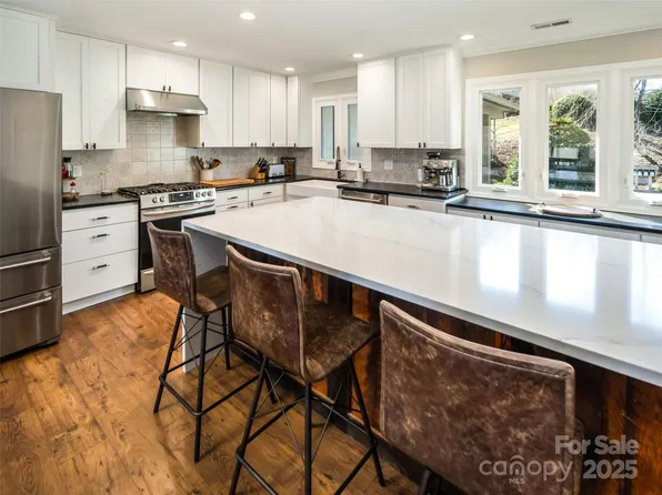 173 Glenburnie Ln, Flat Rock, NC 28731