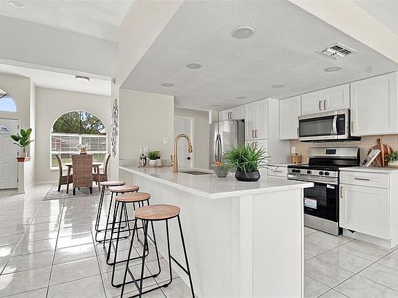 4th image of 9719 LOMALINDA COURT