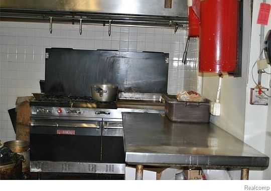5th image of 2429 E Grand River Ave