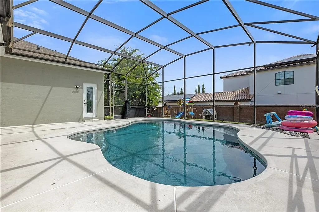 5 bed, 3.0 bath, 3034 sqft, $4,950 — Photo 2