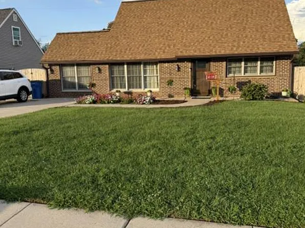 16 Parkside Cir, Levittown, PA 19056