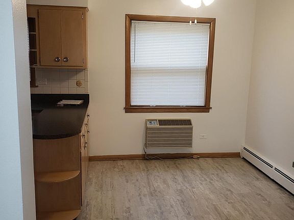 3rd image of 6100 W Montrose Ave #1
