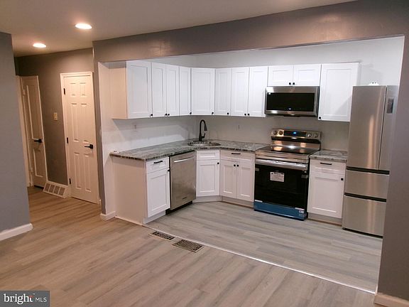 3rd image of 1017 Barker Rd