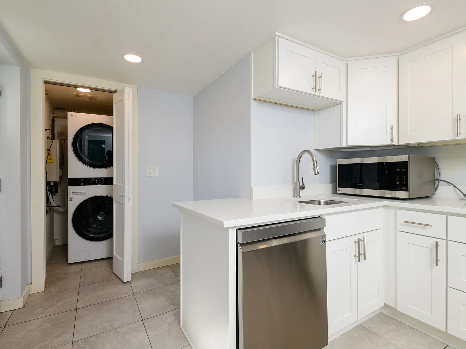 2 bed, 850 sqft, $1,995 — Photo 2