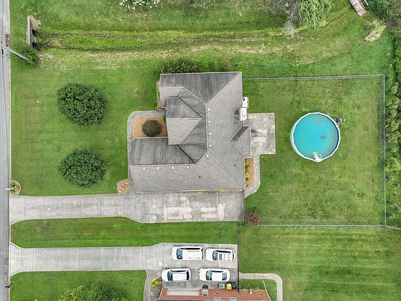 2nd image of 160 Blueberry St
