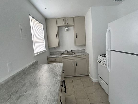 4th image of 700 E Park St #4