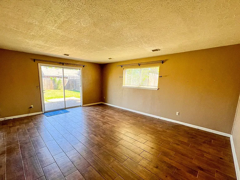 2737 Plymouth Ln — Photo 4