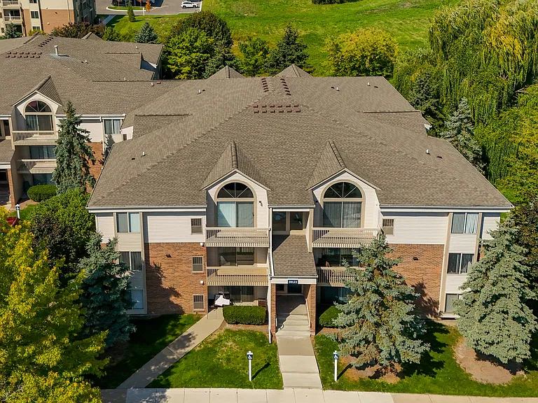 Prentiss Pointe Apartments in Harrison Township