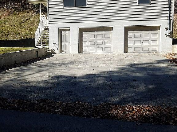 Huge garage 32' x 30'