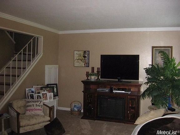 2nd image of 4066 Knoll Top Ct