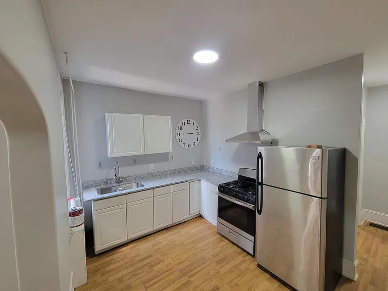 Kitchen w/Granite Countertops & Stainless Steel Appliances