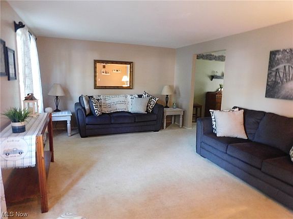 4th image of 7771 Glen Oaks Dr NE