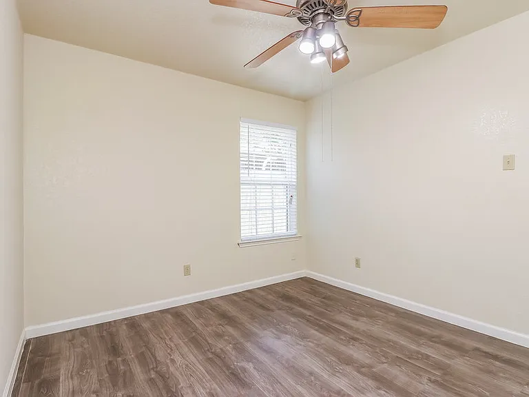 1124 W Hills Ter — Photo 11