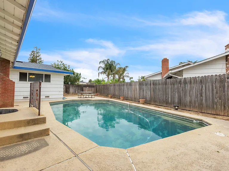 Full size pool, area to bar-b-que and sit and watch the stars