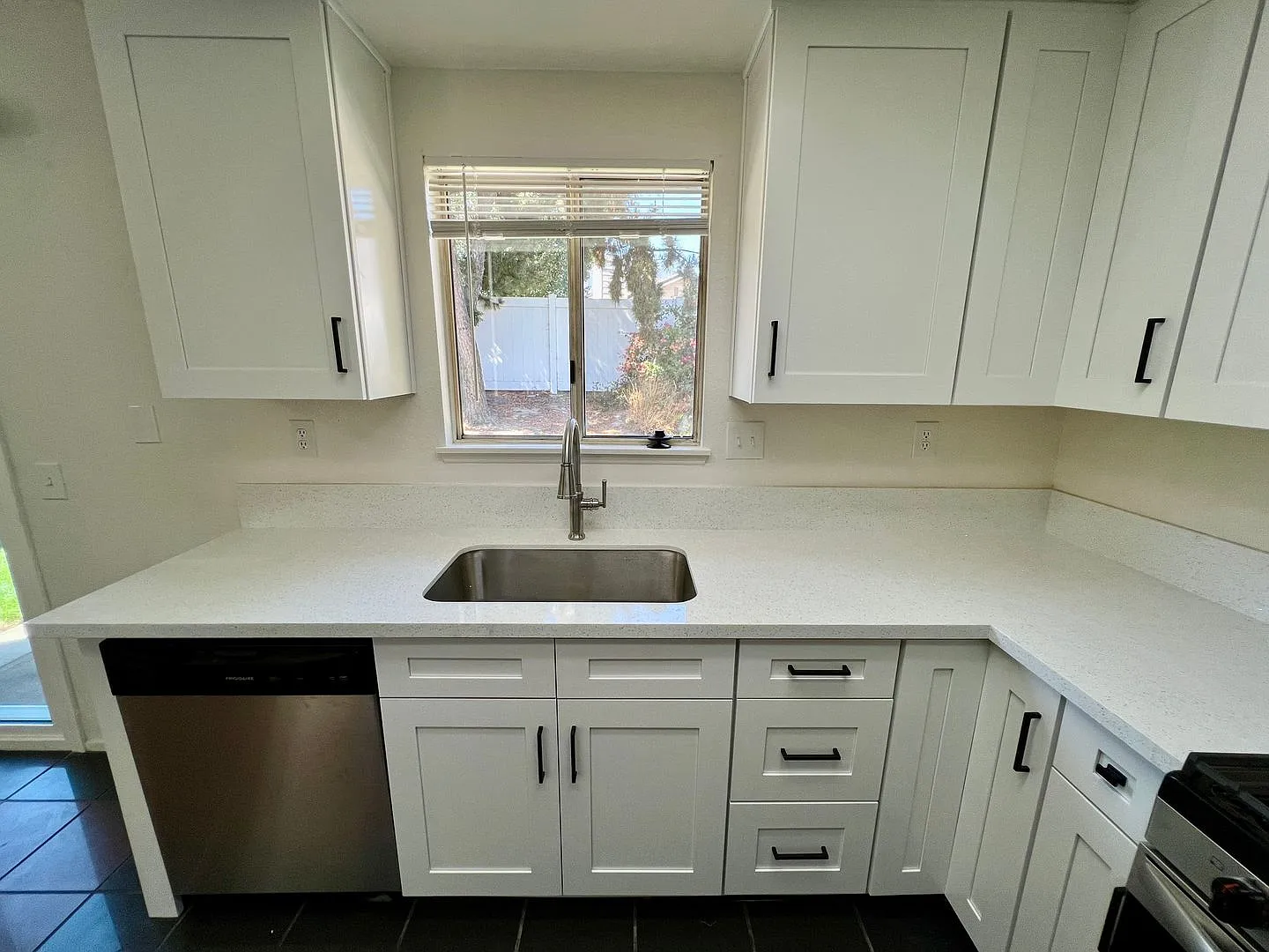 *Newly Updated* Single story 3bed+den/2 bath newly renovated home — Photo 4