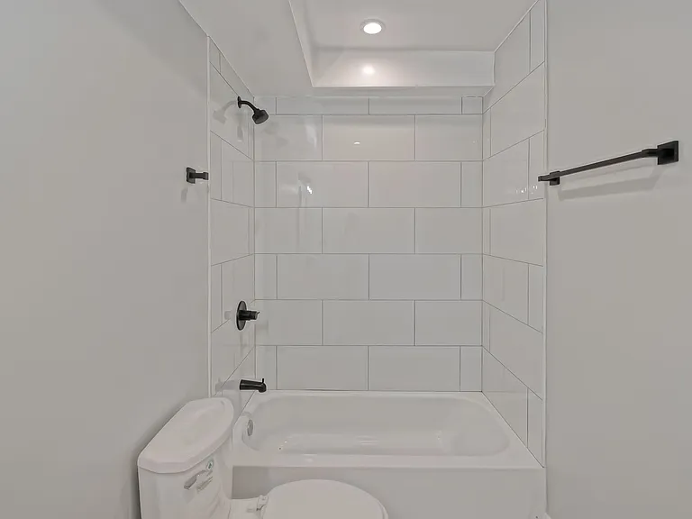 1923 Vanderbilt Ln — Photo 15