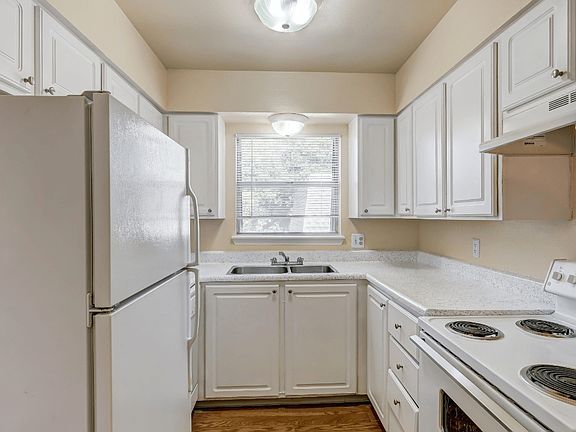 Golden Currant 3x2 Apartment Home