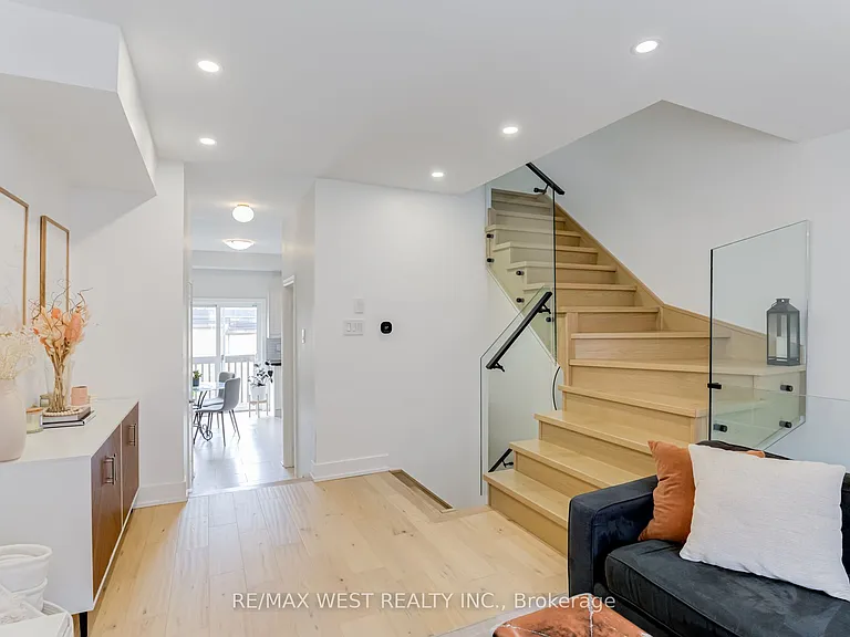 12 Grogan Mews — Photo 3