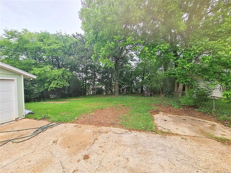 516 Lawndale Ln — Photo 13