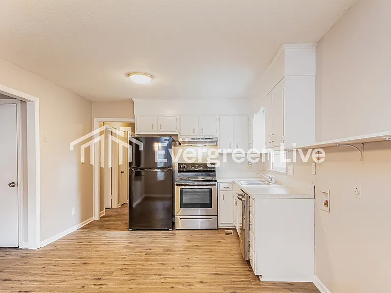 2716 Shaftsbury St — Photo 9