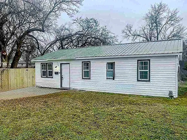 923 E Virginia Ave — Photo 1