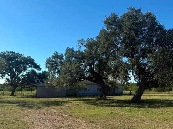2607 Fm 318 E, Yoakum, TX 77995