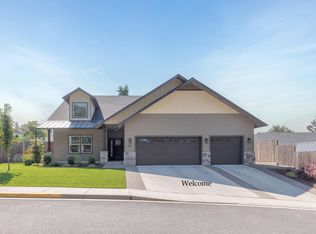 201 SE Sand Canyon Ln, Grants Pass, OR 97527