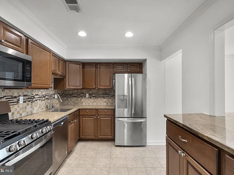 2407 Alsop Ct — Photo 10