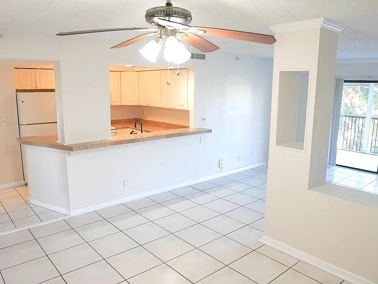 2112 S Cypress Bend Dr #404 — Photo 2