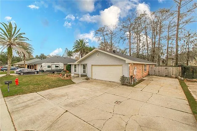 4 bed, 2.0 bath, 2365 sqft, $2,800 — Photo 2