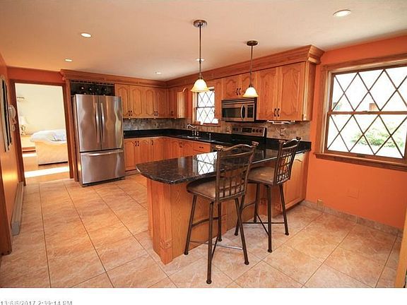 LARGE KITCHEN WITH GRANITE COUNTERS STAINLESS STEEL APPLICANCES