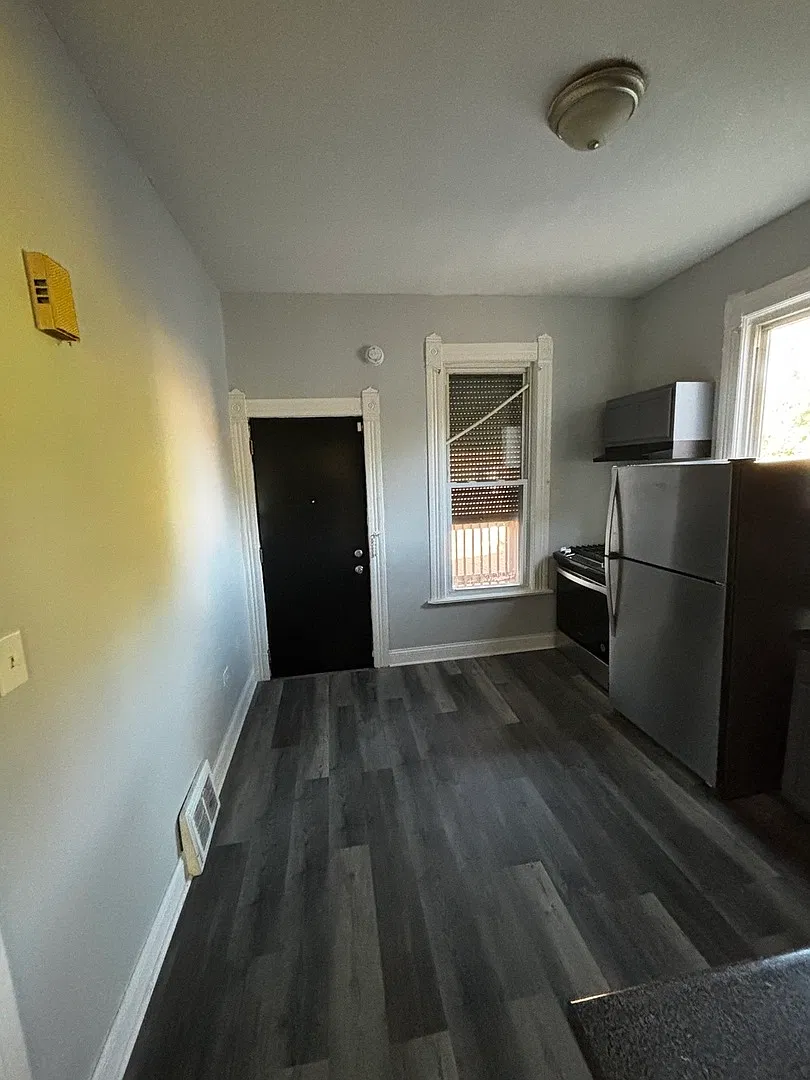 3 bed, 950 sqft, $1,900 — Photo 4