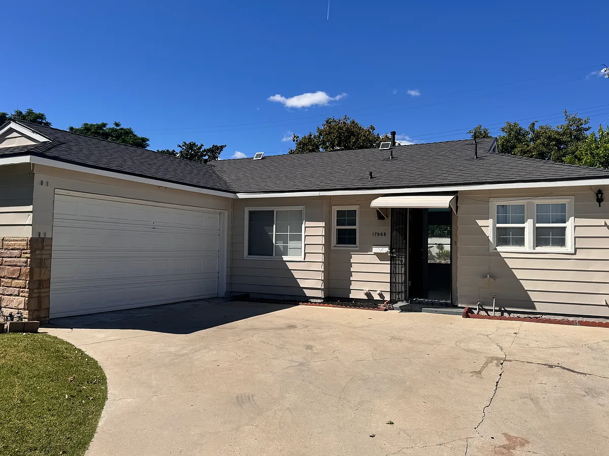 Building Photo - 17965 Cantara St